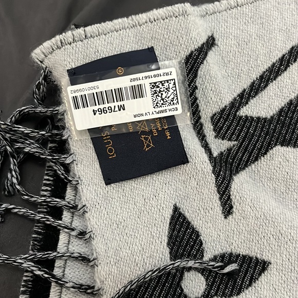 Authentic Simply LV scarf - Picture 4 of 6